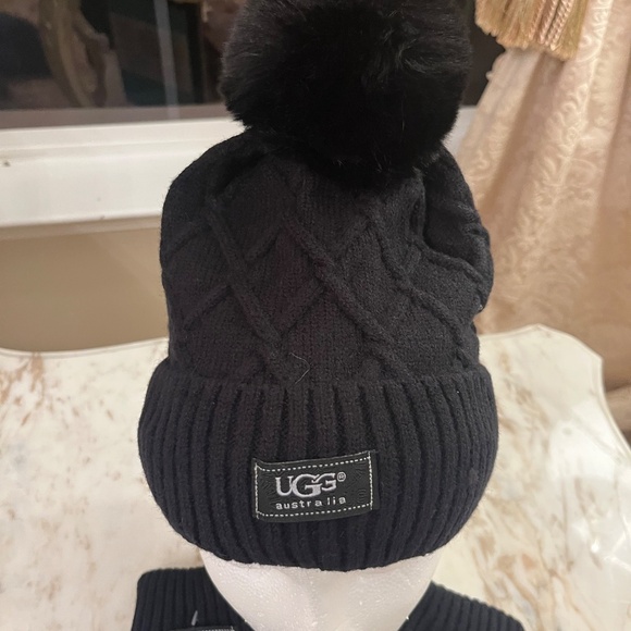 UGG GREY BEANIE GLOVE SET NWT - Picture 3 of 11